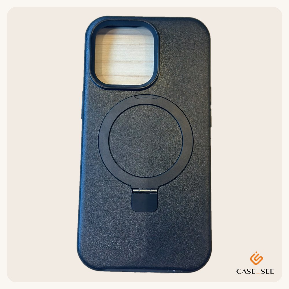 Capa preta com textura de couro e anel redondo no meio que abre e vira suporte para o celular.