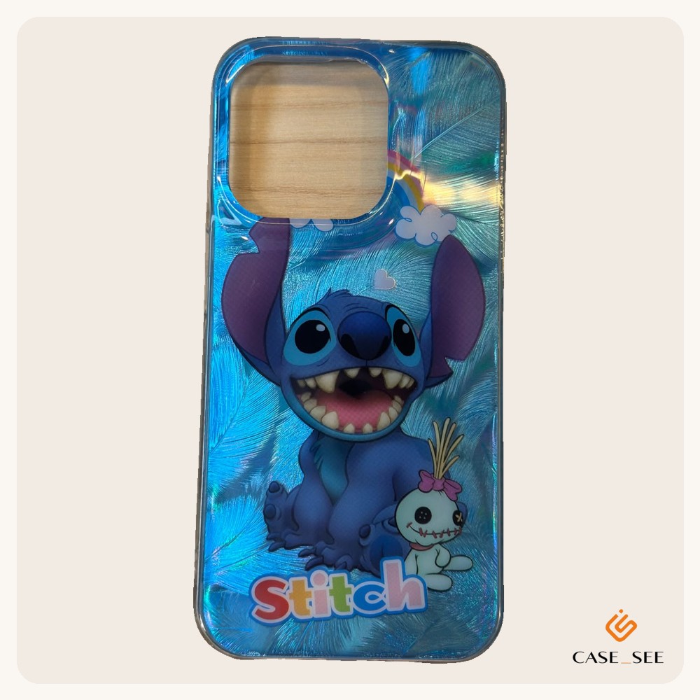 Capa azul brilhante com o Stitch sentado e sorrindo ao lado da boneca Scrump, com arco-íris e nuvem no fundo de penas.